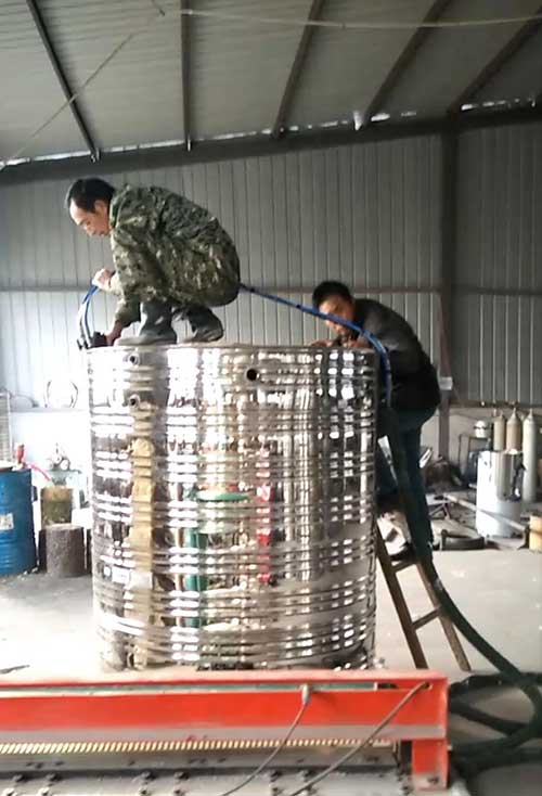 太陽能水箱澆注 聚氨酯噴涂機(jī)廠家